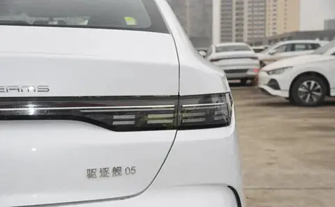 比亚迪驱逐舰05实测体验：6万元起售，油耗1.58L，续航1245km，家